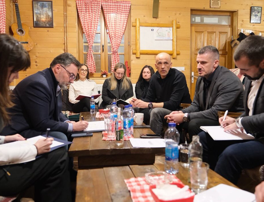 СОКОЛАЦ, 4. МАРТА /СРНА/ - Замјеник предсједавајуће Савјета министара Сташа Кошарац рекао је да је послије реализације пројекта "Романијска кућа" потпуно посвећен да се настави рад на креирању нових туристичких капацитета романијске регије.