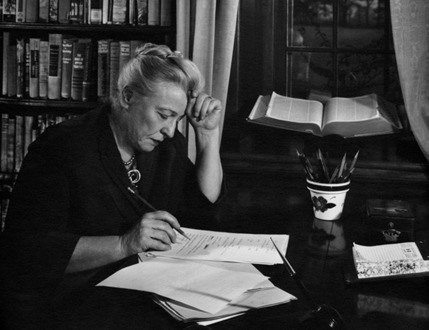 БИЈЕЉИНА, 5. МАРТА /СРНА/ - Америчко-кинеска књижевница Перл Сајденстрикер, позната по мужевљевом презимену Бак, добитница Нобелове награде за књижевност за серију романа из кинеског живота, рођена је 6. марта 1892. године.