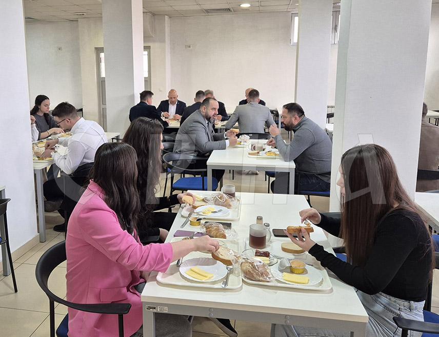 ПАЛЕ, 5. МАРТА /СРНА/ - Министар за научнотехнолошки развој и високо образовање Републике Српске Драга Мастиловић изјавио је данас да је Студентски центар нa Палама модеран објекат који је на европском, па и свјетском нивоу, те истакао да ће у наредном периоду бити настављено унапређење студентског стандарда у Републици Српској.