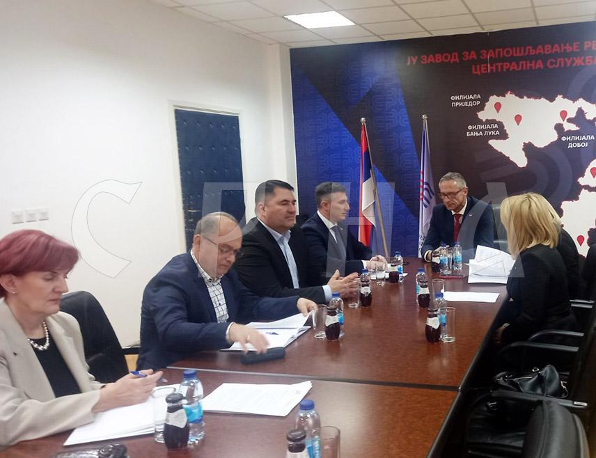 ПАЛЕ, 5. МАРТА /СРНА/ - Министар рада и борачко-инвалидске заштите Републике Српске Радан Остојић истакао је да заједно са Заводом за запошљавање треба радити на томе да млади остану на овим просторима, ако се жели опстанак државе и развој привреде.