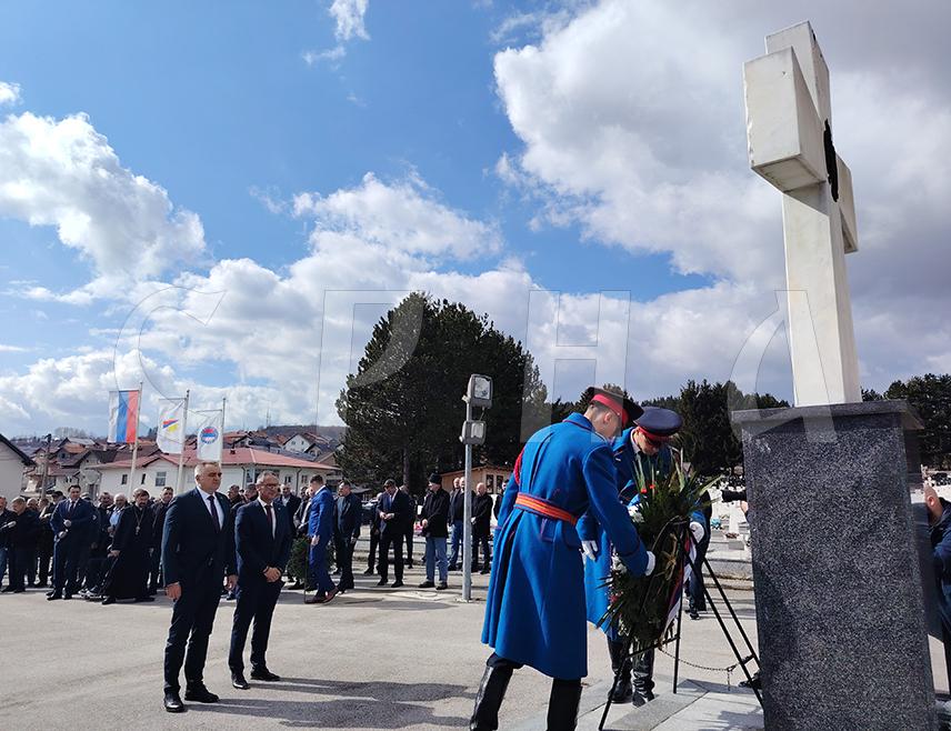 SOKOLAC, MARCH 5 /SRNA/ - The Prime Minister of Republika Srpska Savo Minić and the Minister of Labor and Veteran and Disability Protection Radan Ostojić today laid a wreath at the central cross at the Novi Zejtinlik Military Memorial Cemetery in Sokolac.