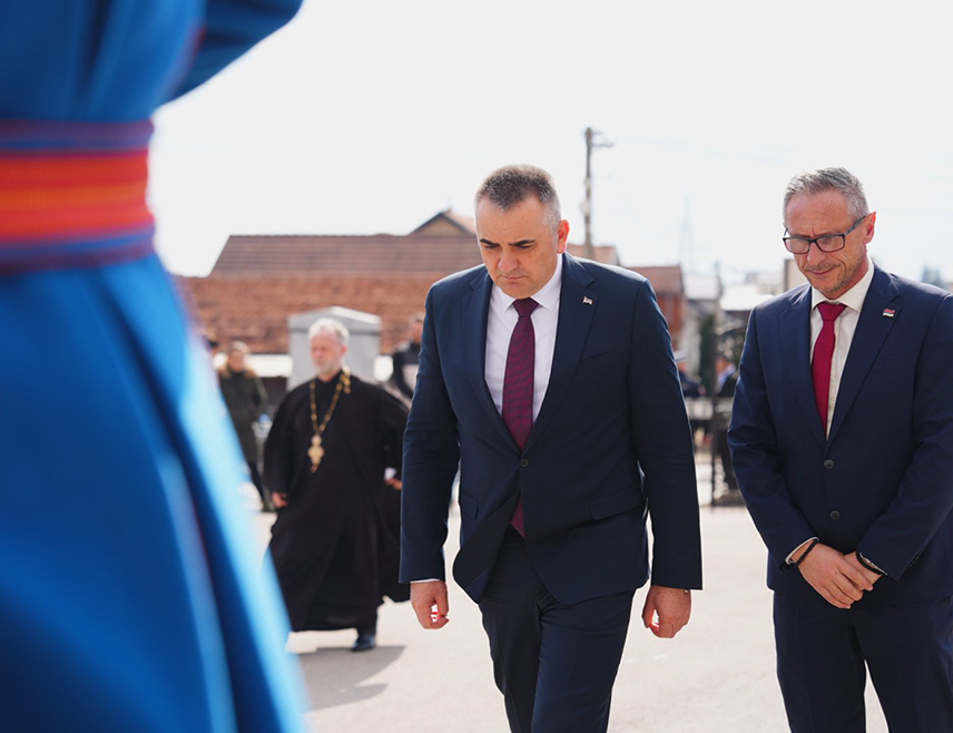 СОКОЛАЦ, 5. МАРТА /СРНА/ - Предсједник Владе Републике Српске Саво Минић истакао је да је Српско војничко спомен-гробље Нови Зејтинлик на Сокоцу симбол страдања, али  и достојанства и истрајности српског народа у намјери да сачува Републику Српску.