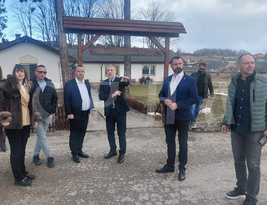 СОКОЛАЦ, 5. МАРТА /СРНА/ - Министар здравља и социјалне заштите Републике Српске Ален Шеранић разговарао је данас на Сокоцу са руководствима Специјалне болнице за психијатрију и Завода за форензичку психијатрију о побољшању рада и услова боравка штићеника, посебно малољетних, који су због кривичних дјела упућени на психијатријско лијечење и чување.