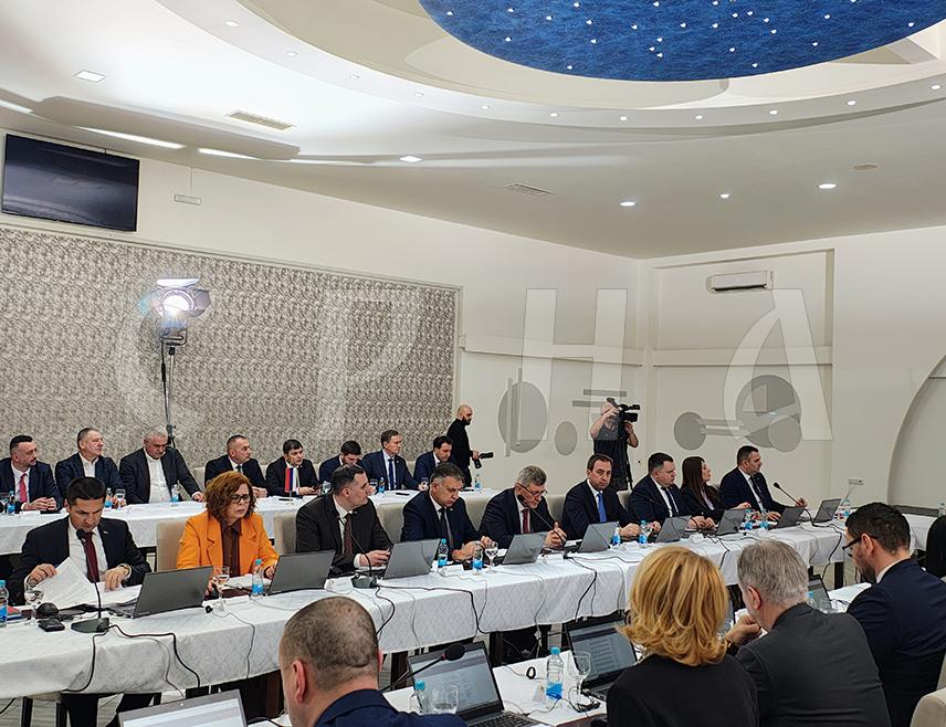 СОКОЛАЦ, 5. МАРТА /СРНА/ - Влада Републике Српске утврдила је данас на Сокоцу по хитном поспупку Приједлог закона о привременом издржавању дјеце, чији је циљ заштита дјеце уколико родитељи не плаћају алиментацију.