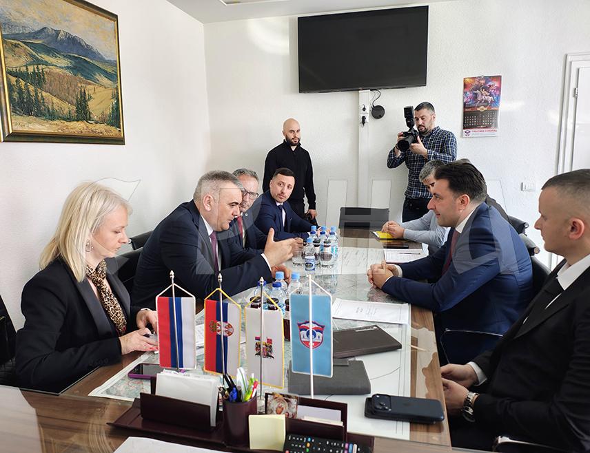 СОКОЛАЦ, 5. МАРТА /СРНА/ - Предсједник Владе Републике Српске Саво Минић изјавио је данас да ће Влада Српске учествовати у стабилизацији стања и рјешавању проблема општине Соколац.