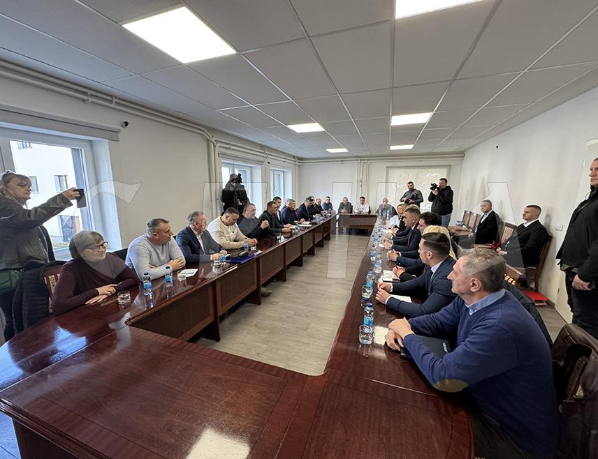 СОКОЛАЦ, 5. МАРТА /СРНА/ - У локалним заједницама у Републици Српској биће купљени станови за  борачку популацију гдје је потребно збринути још једну или двије породице, док ће у осталим, гдје их има више бити  изграђене стамбене јединице, рекао је на Сокоцу премијер Српске Саво Минић.