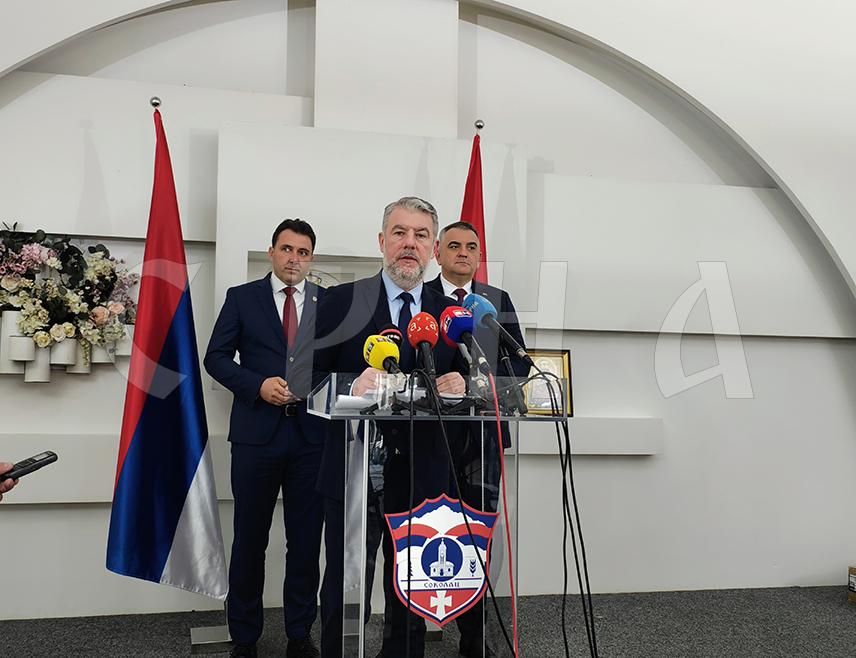 СОКОЛАЦ, 5. МАРТА /СРНА/ - Приједлог закона о издржавању дјеце који је данас на сједници на Сокоцу утврдила Влада Републике Српске подразумијева да у случају када родитељи неодговорно извршавају своју обавезу из судске одлуке у вези финансирања малољетне дјеце, Српска преузима обавезу да уплаћује одређени износ алиментације, рекао је министар здравља и социјалне заштите Српске Ален Шеранић.