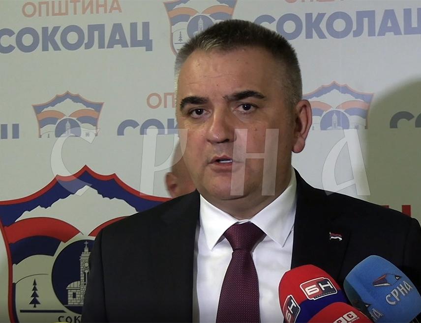 SOKOLAC, MARCH 5 /SRNA/ - Republika Srpska Prime Minister Savo Minić stated that he had received information from the Mayor of Sokolac Strahinja Bašević that the construction of tourist facilities is planned within the complex of the former New Romanija, as well as the launch of a production segment, and emphasized that the Government of Republika Srpska is ready to support the project but will wait for an official letter containing specific details.