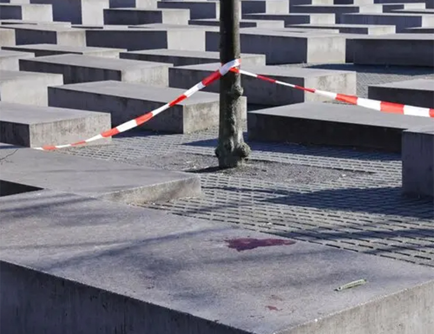 БЕРЛИН, 5. МАРТА /СРНА/ - Суд у Берлину осудио је сиријског држављанина на 13 година затвора због напада ножем код споменика жртвама Холокауста у њемачкој пријестоници Берлину.