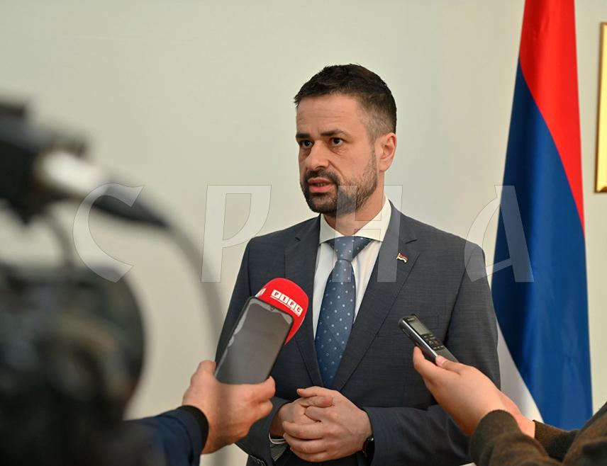 САРАЈЕВО, 5. МАРТА /СРНА/ – Министар финансија и трезора у Савјету министара Срђан Амиџић изјавио је да је Савјет испунио све обавезе у вези са Планом раста и повлачењем средстава ЕУ, али да није могуће приступити кредитном задуживању нити стављању тих средстава у функцију је Дирекција за европске интеграције није дефинисала листу приоритетних пројеката.