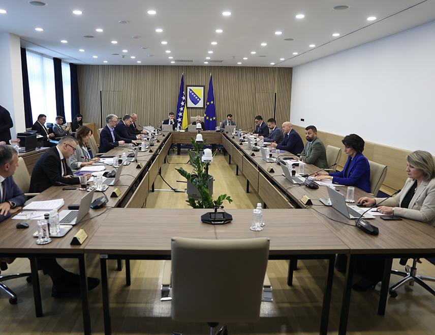 САРАЈЕВО, 5. МАРТА /СРНА/ - Савјет министара данас је на сједници упознат са дописом Конзорцијума "Логистика" у вези са захтјевима за рјешавање питања с којима се суочава сектор међународног путничког превоза робе због рестриктивних правила боравка у оквиру ЕУ.