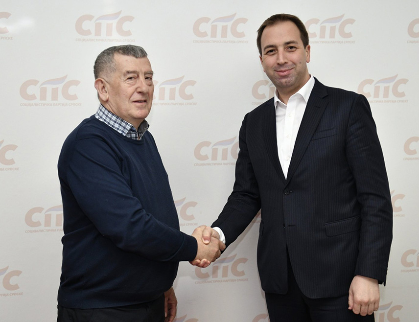 ХАН ПИЈЕСАК, 5. МАРТА /СРНА/ - Досадашњи одборник ДЕМОС-а у Скупштини општине Хан Пијесак Драган Лапчевић приступио је Социјалистичкој партији Српске.