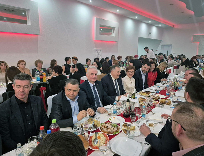 СРБАЦ, 5. МАРТА /СРНА/ - Лидер СНСД-а Милорад Додик присуствовао је у Српцу осмомартовској прослави жена СНСД-а и том приликом истакао како о женама ни изблиза није опјеван њихов значај за породицу и друштво.