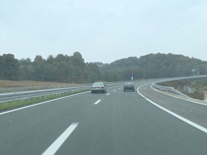 БАЊАЛУКА, 6. МАРТА /СРНА/ - Саобраћај се на већини путева у Републици Српској и Федерацији БиХ /ФБиХ/ одвија без застоја, уз повољне услове за вожњу, саопштио је Ауто-мото савез /АМС/ Републике Српске.