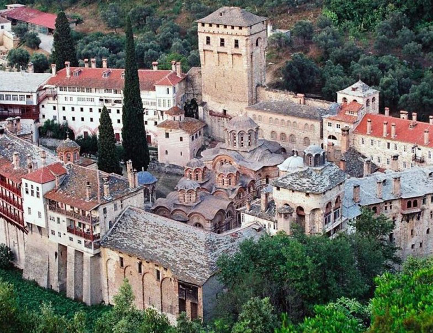 БЕОГРАД, 8. МАРТА /СРНА/ - Сви главни радови на обнови дијелова манастира Хиландара страдалих у пожару марта 2004. године, завршени су у протеклој години, а сада предстоји реконструкција ризнице и изградња депоа – новог, великог анекса ризнице, који ће се налазити углавном под земљом, рекао је Срни директор Задужбине Светог манастира Хиландара Миливој Ранђић.