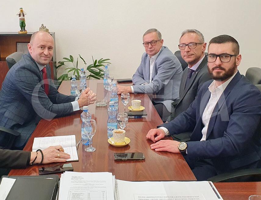 БРОД, 6. МАРТА /СРНА/ - Министар рада и борачко-инвалидске заштите Републике Српске Радан Остојић започео је посјету Броду, састанком са начелником ове општине Миланом Зечевићем.