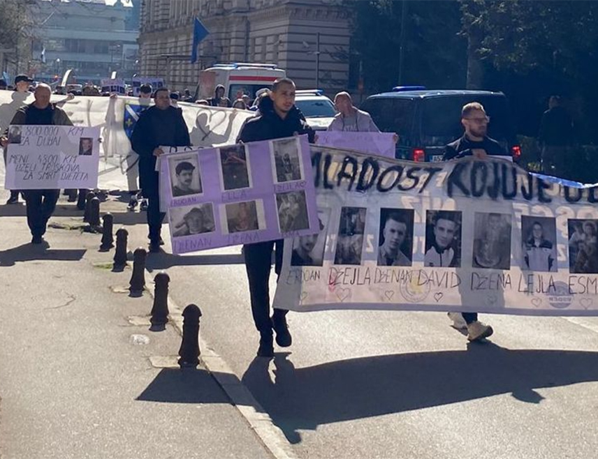 САРАЈЕВО, 6. МАРТА /СРНА/ - У Сарајеву су данас одржани девети протести младих који су поново изразили незадовољство и поручили да је вријеме за промјене, као и да ће сљедеће окупљање бити 14. марта.