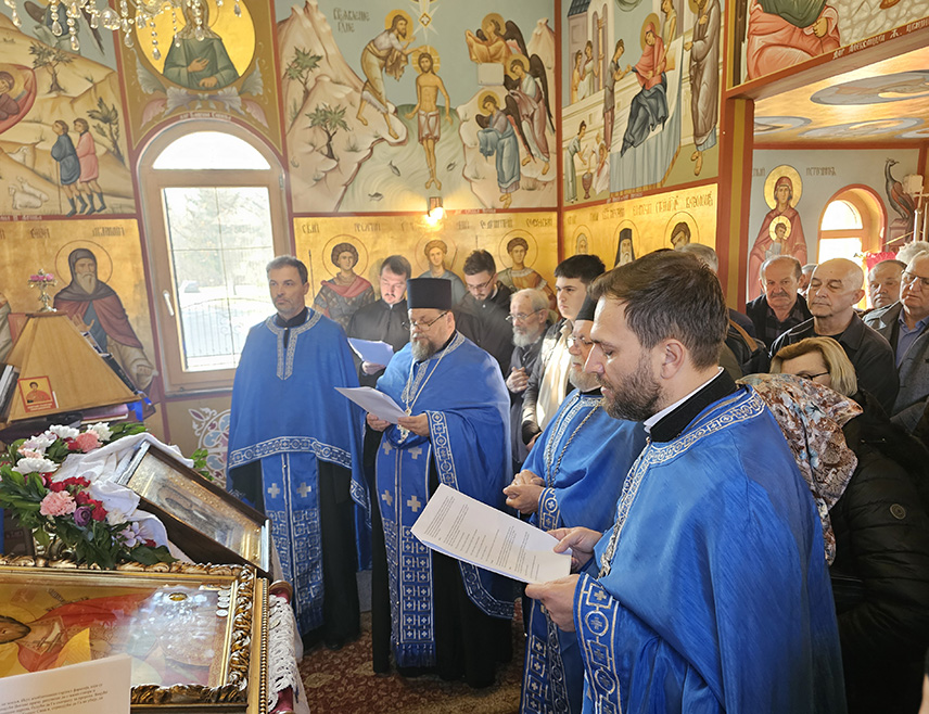 УГЉЕВИК, 6. МАРТА /СРНА/ - У Манастиру Светог Александра Невског у Угљевику свечано је дочекана икона Пресвете Богородице "Умекшање злих срца" и служен Акатист којем је присуствовао велики број вјерника.