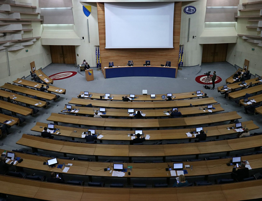 САРАЈЕВО, 6. МАРТА /СРНА/ - Хитна сједница Дома народа Парламентарне скупштине БиХ, на чијем дневном реду је Приједлог закона о измјени и допуни Закона о платама и накнадама у институцијама БиХ, заказана је за данас.