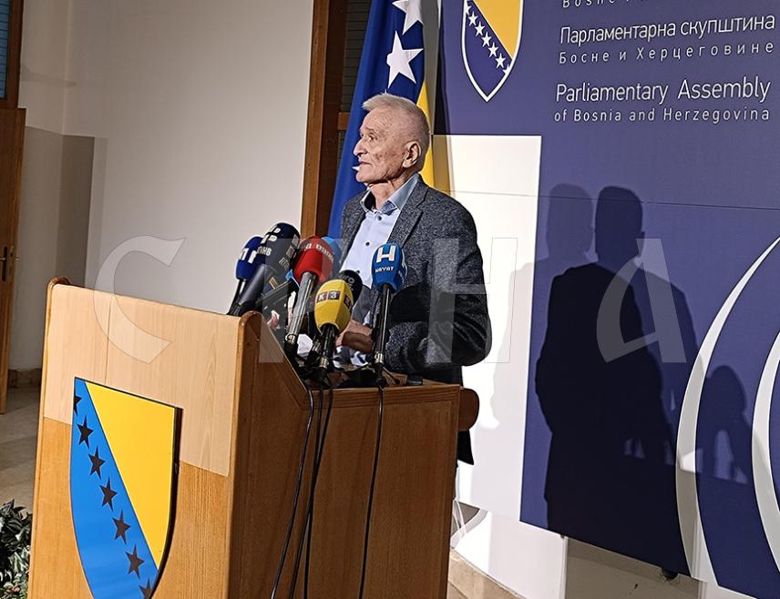 САРАЈЕВО, 6. МАРТА /СРНА/ - Замјеник предсједавајућег Дома народа Парламентарне скупштине БиХ Никола Шпирић изјавио је да Република Српска није кочничар и да се ниједан проблем у БиХ не може ријешити без озбиљног разговора.