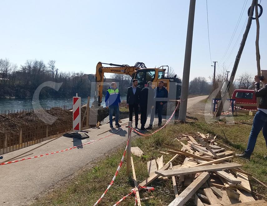 ПРИЈЕДОР, 6. МАРТА /СРНА/ - Градоначелник Приједора Слободан Јавор изјавио је да је изградња парапетног зида у Туковима у дужини од километар и 80 метара једна у низу мјера заштите од поплава и да ће за мјесец и по дана ово насеље у цијелости бити заштићено.