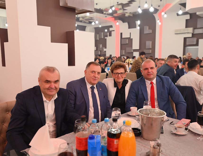 ЗВОРНИК, 6. МАРТА /СРНА/ - Република Српска ће увијек бити уз жене, које својим радом и љубављу чине друштво бољим и снажнијим, рекао је лидер СНСД-а Милорад Додик на осмомартовској прослави СНСД-а у Зворнику.