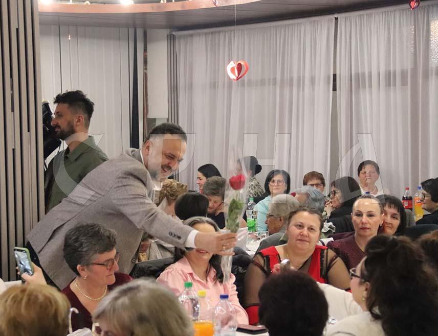 ДЕРВЕНТА, 6. МАРТА /СРНА/ - Удружење жена Дервента вечерас је, уз покровитељство градоначелника Игора Жунића, уприличило традиционалну забаву поводом 8. марта којој је присуствовало више од 250 жена.