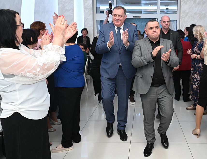 ЛАКТАШИ, 6. МАРТА /СРНА/ - Поштовање, захвалност и подршка женама морају бити присутни сваког дана, истакао је лидер СНСД-а Милорад Додик који је вечерас у Лакташима присуствовао осмомартовској прослави.