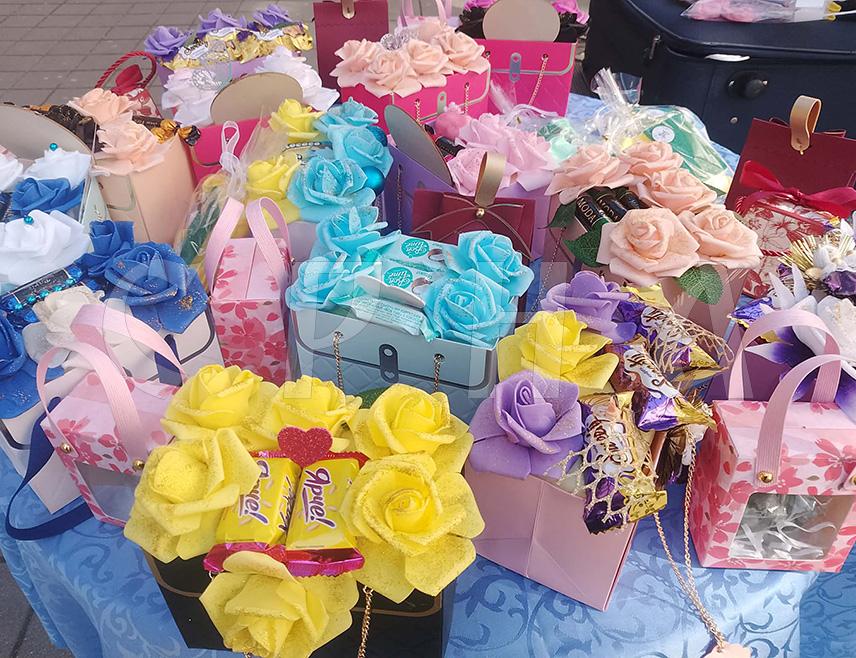 НОВИ ГРАД, 7. МАРТА /СРНА/ - У главној улици у Новом Граду богата је понуда поклона пригодних за Међународни дан жена - 8. март, а највише је цвијећа, ружа и каранфила.