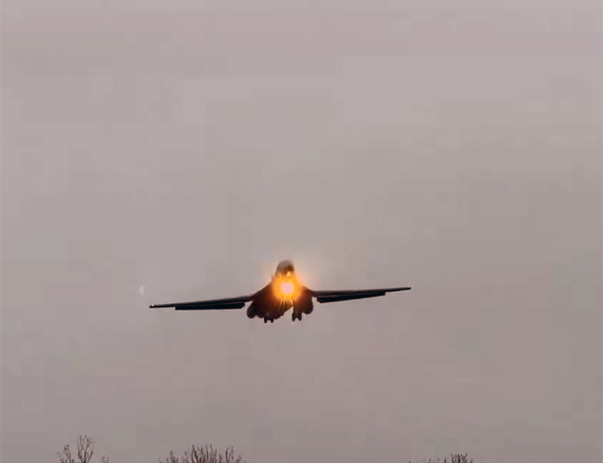 ЛОНДОН, 7. МАРТА /СРНА/ - Амерички бомбардер "Б1-лансер", дужине 43 метра, слетио је синоћ у Велику Британију, након што је премијер Кир Стармер одобрио одбрамбену акцију САД против иранских ракетних локација из британских база.