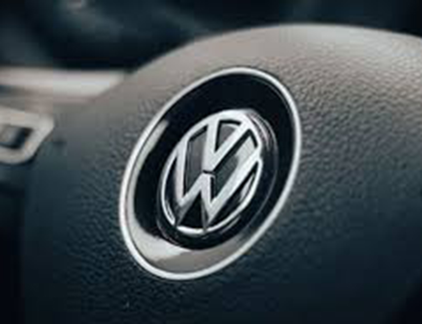 БЕРЛИН, 7. МАРТА /СРНА/ - Њемачки произвођач аутомобила "Фолксваген" разматра производњу војних возила у свом погону у Оснабрику, а у строгој тајности су већ развијена два прототипа војних возила заснована на моделима "амарок" и крафтер".