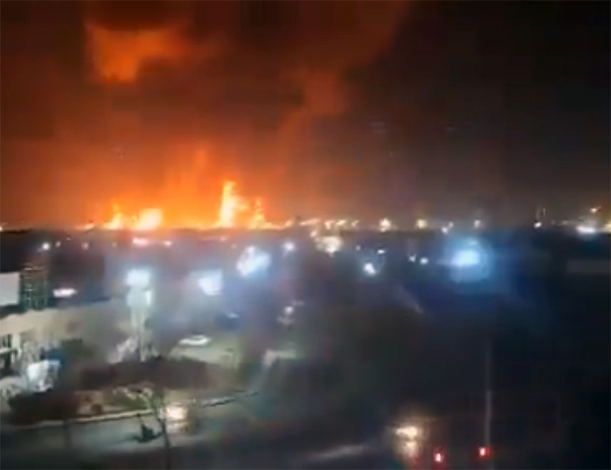 ЈЕРУСАЛИМ, 7. МАРТА /СРНА/ - Израелско ратно ваздухопловство гађало је иранску нафтну инфраструктуру у Техерану, рекли су израелски званичници, што су потврдили снимцима објављеним на друштвеним мрежама.