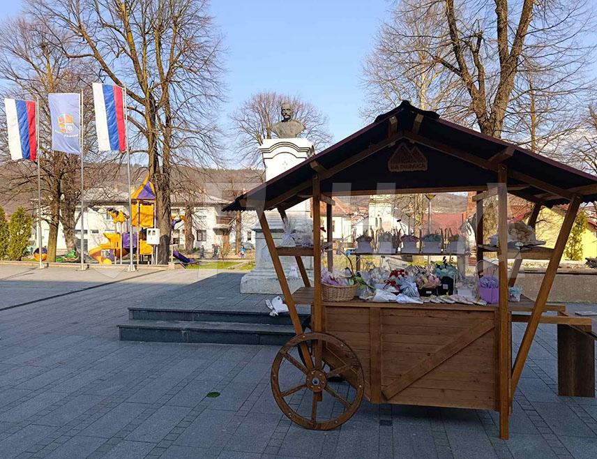 МРКОЊИЋ ГРАД, 8. МАРТА /СРНА/ - Улице и тргове на подручју општине Мркоњић Град украсили су цвијетни и мирисни аранжмани поводом Међународног дана жена.