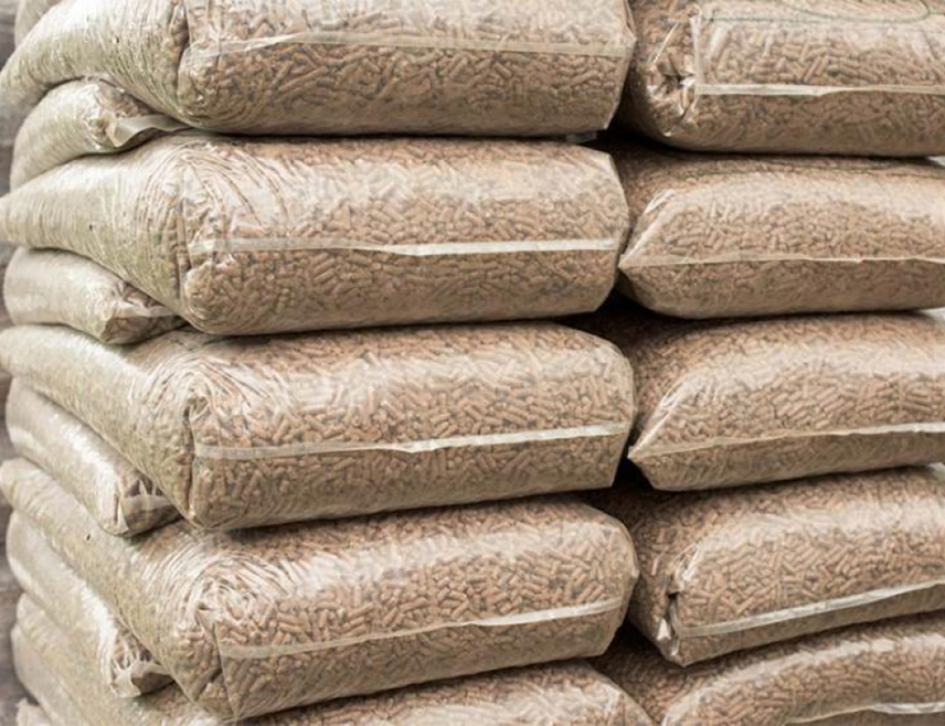 БАЊАЛУКА, 8. МАРТА /СРНА/ - Цијена пелета у благом је паду, а на тржишту има довољно залиха овог енергента, рекао је Срни представник произвођача пелета у БиХ Горан Ивановић.