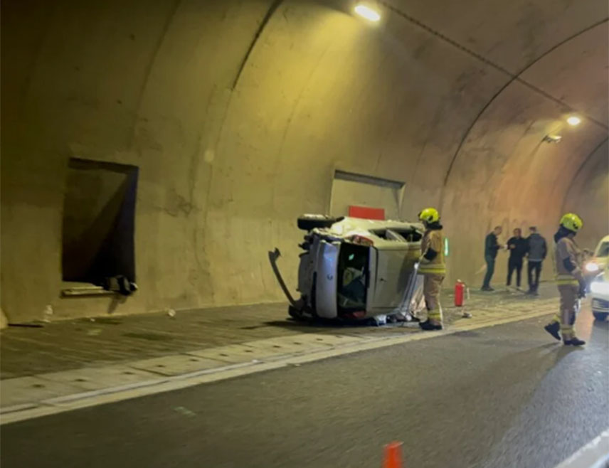 САРАЈЕВО, 8. МAРТА /СРНА/ - Једно лице је повријеђено приликом превртања возила у тунелу Граб на дионици ауто-пута Сарајево-Брадина, речено је Срни у Министарству унутрашњих послова Кантона Сарајево.