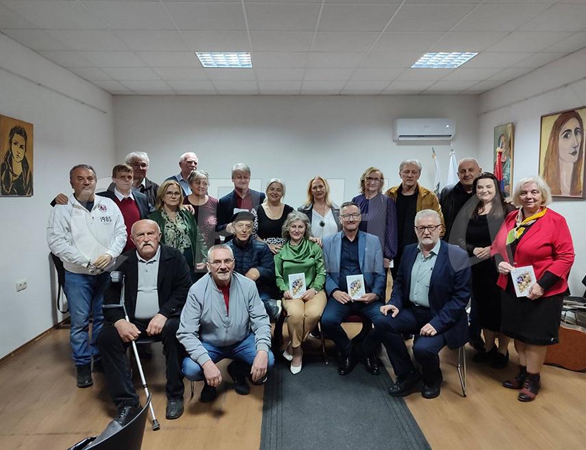 ШАМАЦ, 8. МАРТА /СРНА/ - Књига "Бљесак грозда" групе аутора представљена је вечерас у Шамцу, у организацији Књижевног клуба "Савовање".