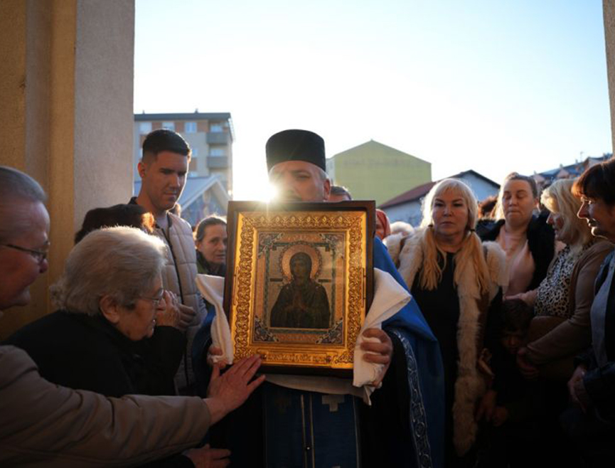 БИЈЕЉИНА, 8. МАРТА /СРНА/ - У Саборном храму Рођења Пресвете Богородице у Бијељини свечано је дочекана чудотворна икона Пресвете Богородице "Умекшање злих срца" која је из Русије донесена у Епархију зворничко-тузланску на поклоњење вјерујућем народу.