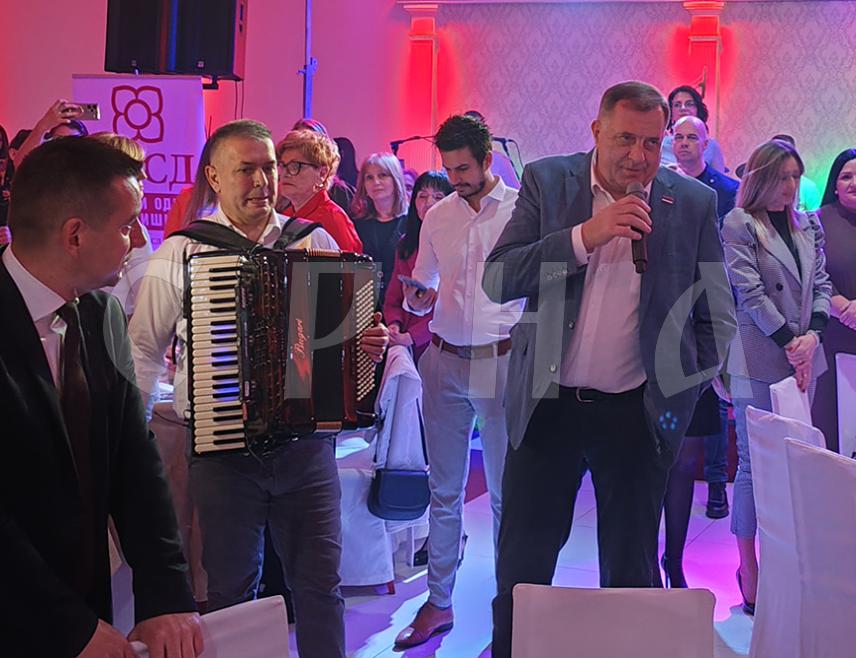 ГРАДИШКА, 8. МАРTА /СРНА/ - Лидер СНСД-а Милорад Додик истакао је вечерас у Градишци кључну улогу жена у развоју Републике Српске, побједама СНСД-а и очувању породице.