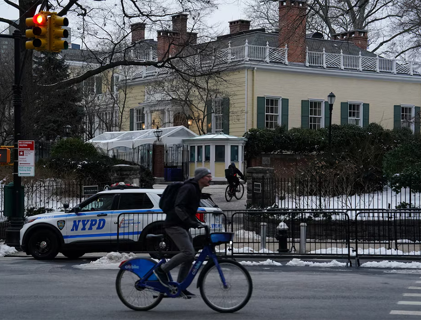 ЊУЈОРК, 9. МАРТА /СРНА/ - Експлозив је бачен у близини куће градоначелника Њујорка, а ухапшене су двије особе повезане са "Исламском државом", преносе "Њујорк пост" и "Фокс њуз" позивајући се на неименоване изворе у полицији.