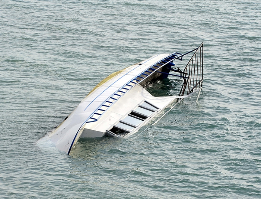 АНТАЛИЈА, 9. МАРТА /СРНА/ - Чамац са илегалним мигрантима потонуо је код обале округа Финике у Анталији, при чему је 15 људи погинуло, а 20 је повријеђено, саопштили су надлежни органи.