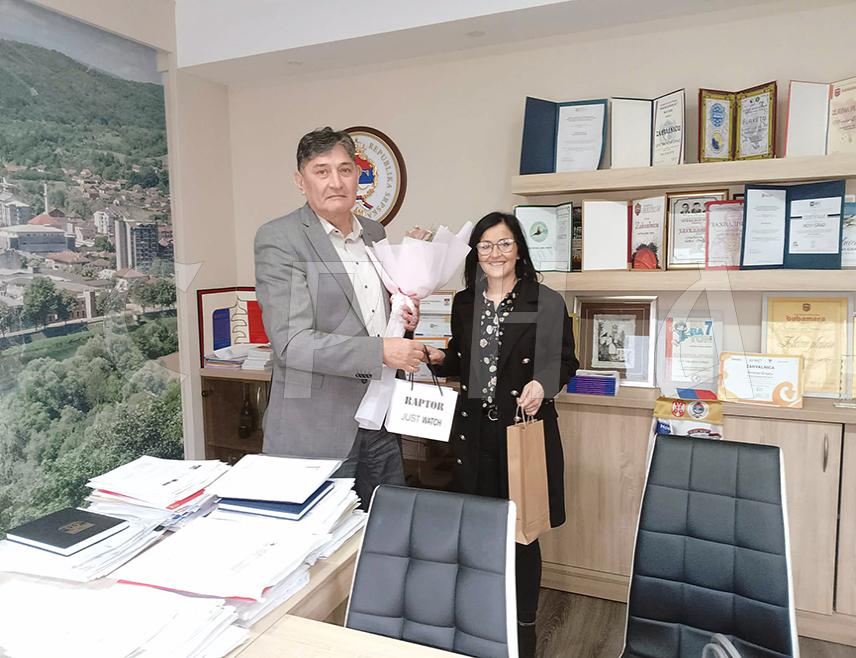 НОВИ ГРАД, 9. МАРТА /СРНА/ - Начелник општине Нови Град Мирослав Дрљача уприличио је данас пријем за Снежану Мутић, борца прве категорије, припадника Војске Републике Српске која је у Одбрамбено-отаџбинском рату провела 45 мјесеци.