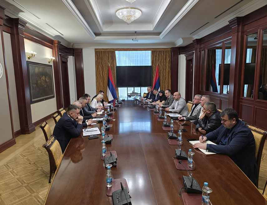 БАЊАЛУКА, 9. МАРТА /СРНА/ - Влада Републике Српске је на располагању превозницима и примијениће све механизме који су у њеној надлежности да би предузећа која се баве транспортом могла несметано наставити пословање, поручио је премијер Саво Минић.