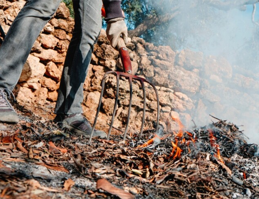 РОГАТИЦА, 10. МАРТА /СРНА/ - Рогатички ватрогасци позвали су грађане на опрез приликом паљења корова како би се избјегли пожари који лако могу да се отму контроли.