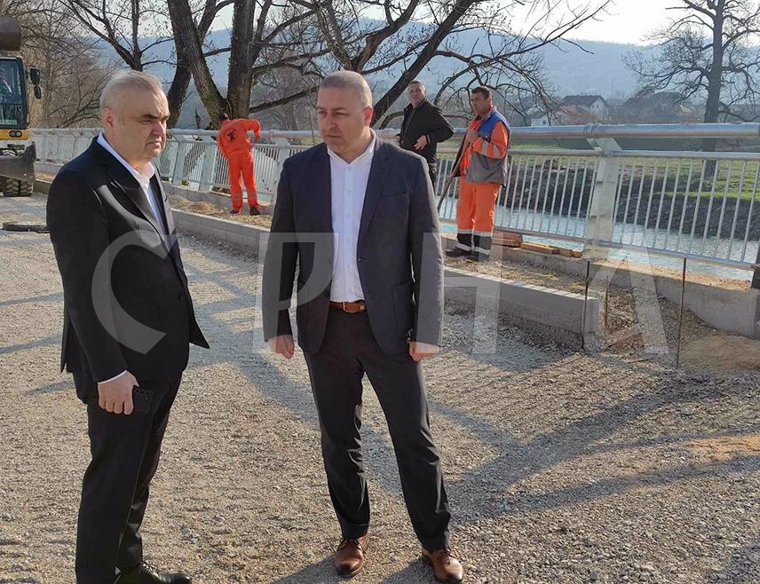 БАЊАЛУКА, 10. МАРТА /СРНА/ - Отварање новог моста преко ријеке Врбас у бањалучком насељу Чесма и приступних саобраћајница донијеће знатне користи грађанима који ту живе, али и становништву сусједног Челинца, Котор Вароша и Теслића, изјавио је вршилац дужности директора предузећа "Путеви Републике Српске" Мирослав Јанковић.