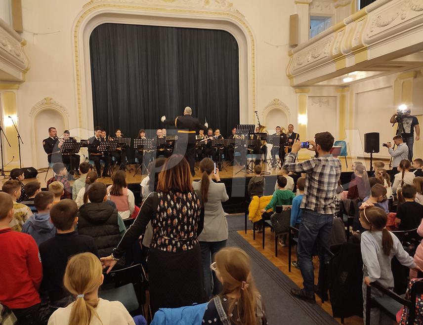 БАЊАЛУКА, 10. МАРТА /СРНА/ - Полицијски оркестар Министарства унутрашњих послова /МУП/ Републике Српске данас је у Бањалуци одржао концерт за предшколце и основце, који су уживали у репертоару дјечијих пјесама и музике из "Дизнијевих" филмова.