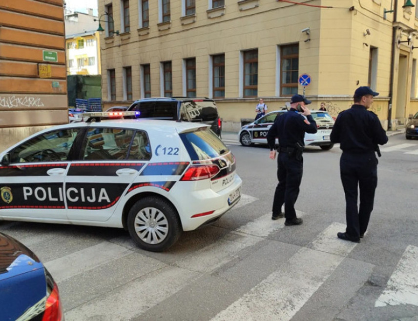 САРАЈЕВО, 10. МАРТА /СРНА/ - Припадници Федералне управе полиције /ФУП/ извршили су претресе на пет локација на подручју Кантона Сарајево, Зеничко-добојског и Средњобосанског кантона и ухапсили два лица осумњичена да су злоупотребом положаја починила незаконитости у поступку исплате старе девизне штедње.