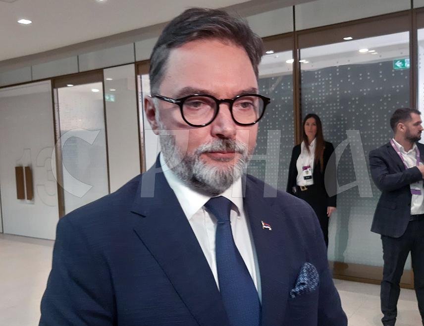 БЕОГРАД, 10. МАРТА /СРНА/ - Замјеник предсједавајућег Савјета министара Сташа Кошарац представио је потенцијале Републике Српске у оквиру међународног састанка о "Експу 2027" у Београду и најавио да би амбасадори на тој свјетској изложби могли да буду спортисти Немања Мајдов и Тијана Бошковић, као и режисер Емир Кустурица.