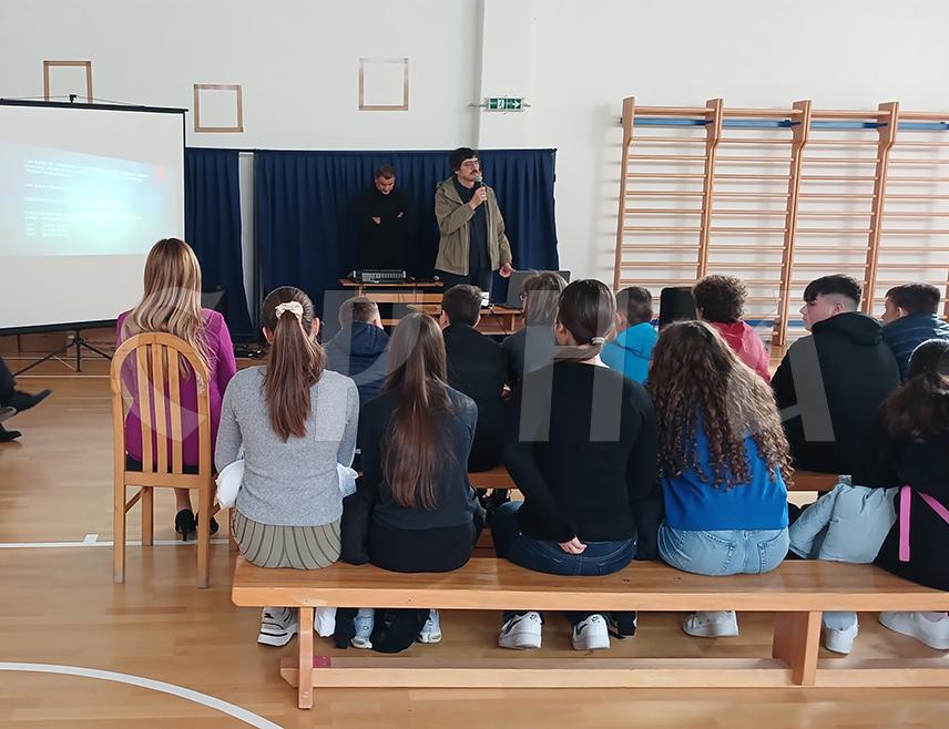 ИСТОЧНА ИЛИЏА, 10. МАРТА /СРНА/ - Српски народ је пребогат историјским догађајима о којима мора да води рачуна, рекао је наставник историје у Основној школи "Свети Сава" у Источном Новом Сарајеву Миљан Максимовић.