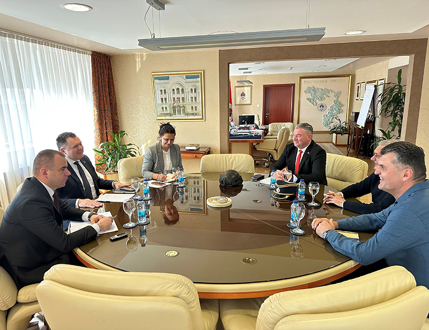 БАЊАЛУКА, 10. МАРТА /СРНА/ - Министар унутрашњих послова Републике Српске Жељко Будимир и предсједник Синдиката радника унутрашњих послова Српске Небојша Продановић истакли су да ће заједничким радом настојати да додатно унаприједе материјални статус запослених, са посебним акцентом на државне службенике и намјештенике.