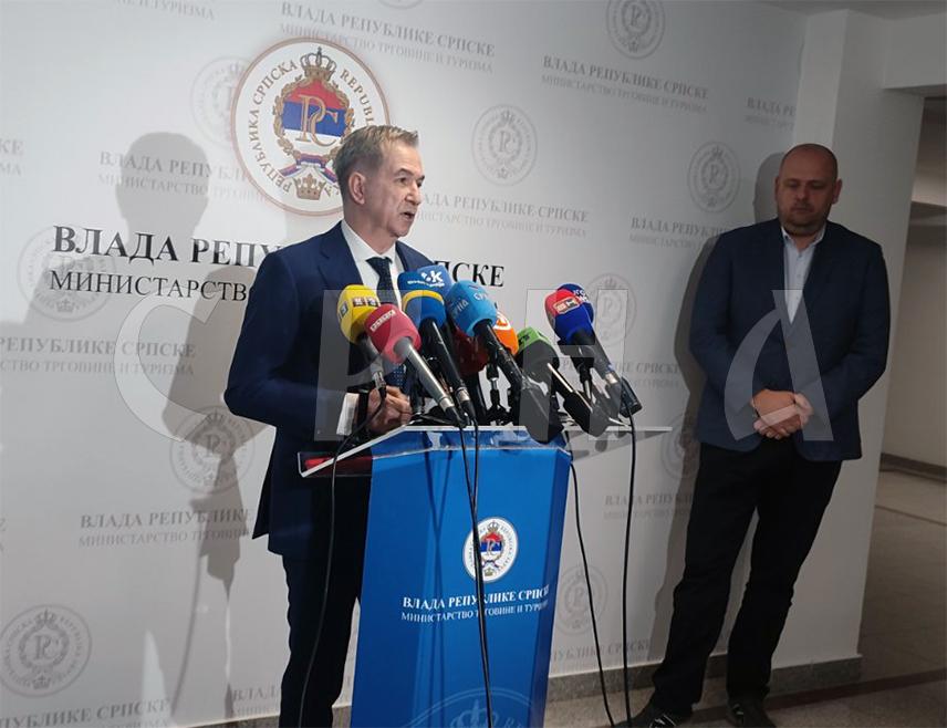 БАЊАЛУКА, 10. МАРТА /СРНА/ - У Републици Српској неће бити проблема у снабдијавању нафтом и нафтним дериватима, а Влада ће на наредној сједници донијети нову уредбу о ограничењу марже, рекао је министар трговине и туризма Нед Пуховац.